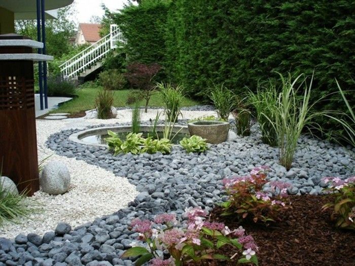 Gartengestaltung-przykłady-dom-w-ogrodzie-z-kamienia-Schody-krzewów