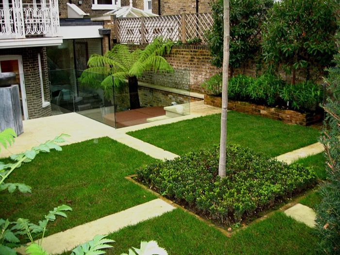fyra gräsytor i geometrisk form med träd i mitten - modern trädgårdsdesign