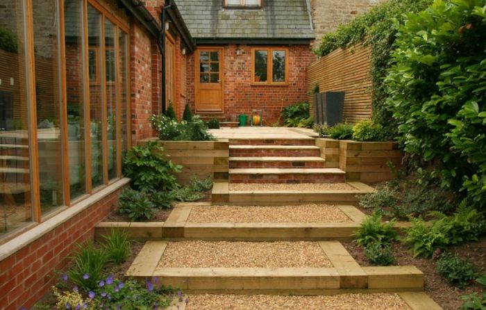 Modern bahçe tasarımı - yeşil bitkiler ve merdivenler çakıl ile kaplı