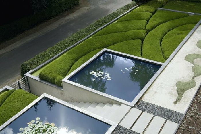 du kvadratų tvenkiniai, anglų veja formomis, balti laiptai - šiuolaikiškas kiemas