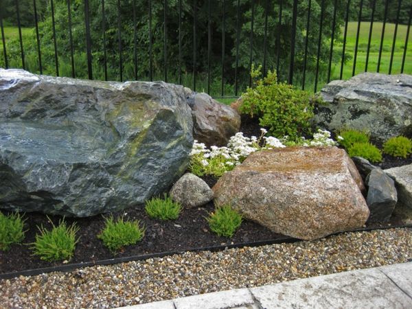 veliki kamni kot dekoracija za vrt