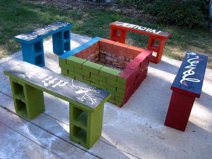 záhradný dizajn - štyri malé farebné záhradné lavice so zelenými, červenými a modrými rastlinnými kameňmi