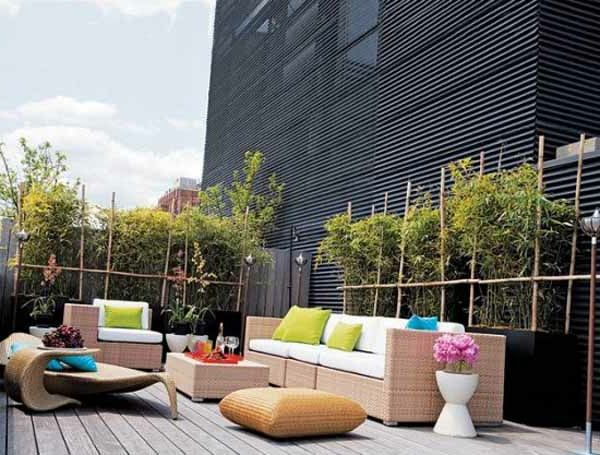 modern terras met meubilair en planten