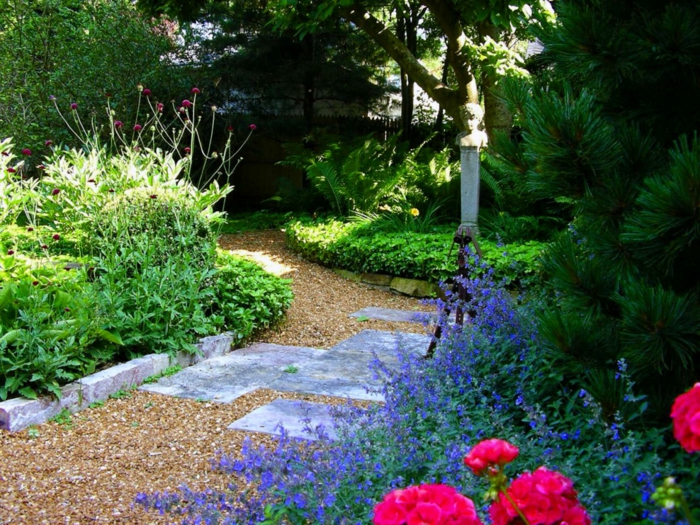 gartengestaltung-med-grus-cool-ser Röda blommor