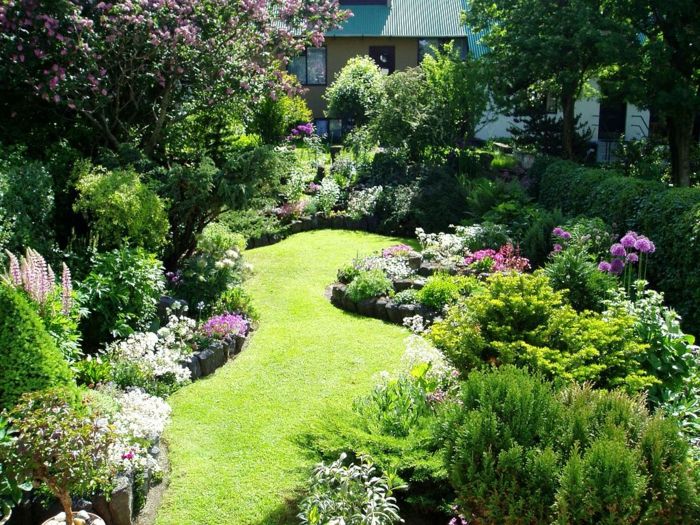 Na vrtu enostavno oskrbite - angleški travnik v fancy obliki in cvetje okoli njega