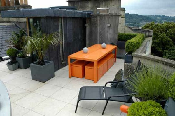 design de terraço com mesa de acento laranja