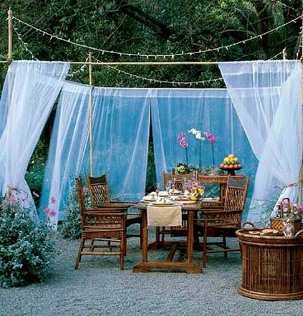 Trädgårdsdesignsidé - Blå transparenta gardiner - Elegant effekt