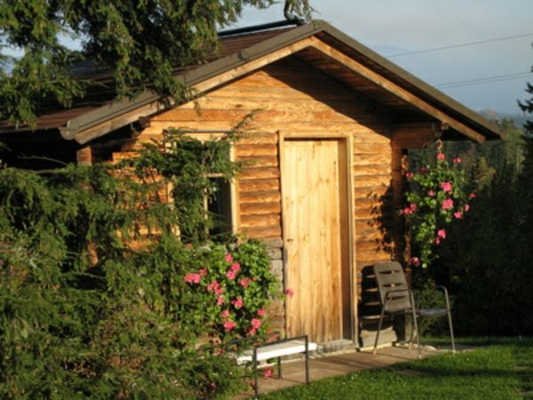 Drevený dom - chalúpka - kreslo pred dverami