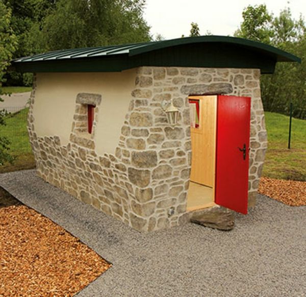 záhradný dom z kameňa - dvere v červenej farbe