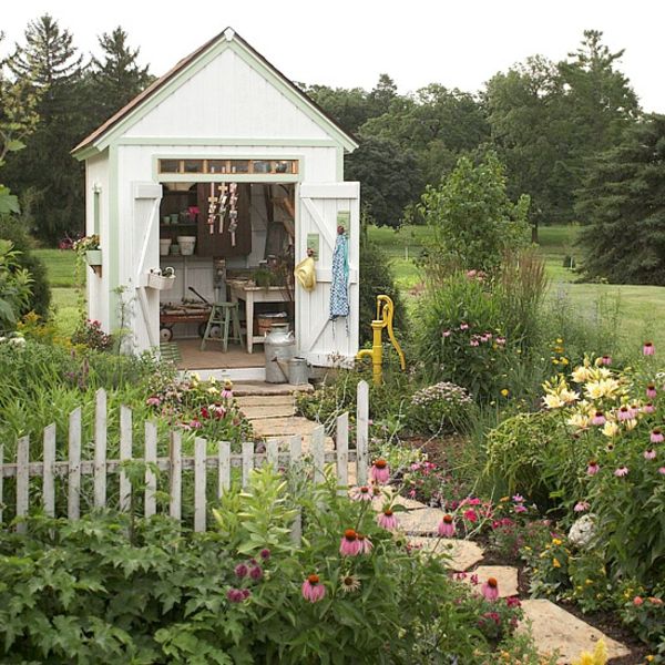 záhradné domčeky - nápady pre všestranné použitie - prístrešky - plot na záhrade