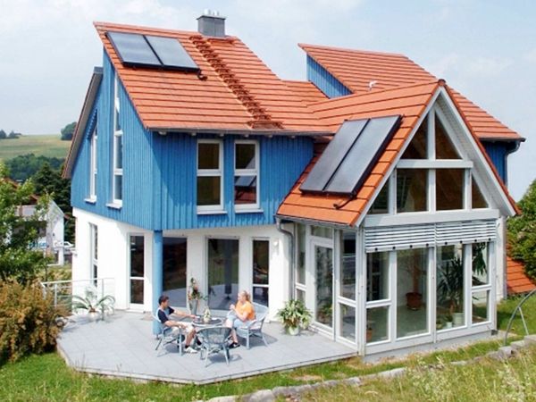 trädgårdshus-sverige-stil-vit-och-blå - blå och vit