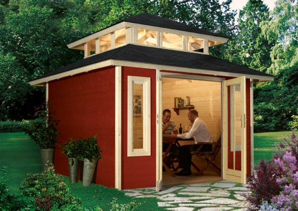 domek ogrodowy-self-build-red-color - dwóch mężczyzn
