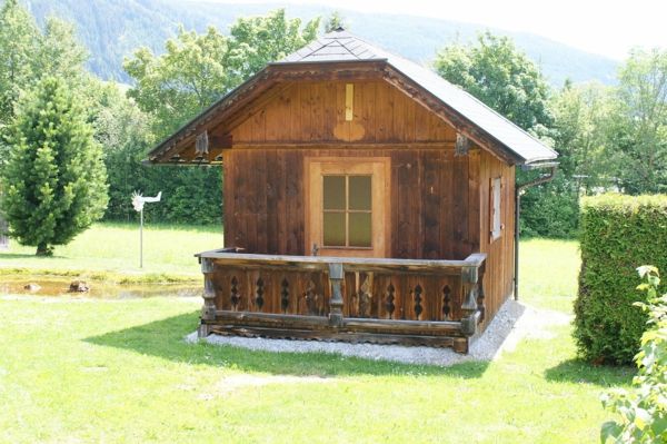 záhradný drevený dom s roztomilým jedlom - zelená tráva