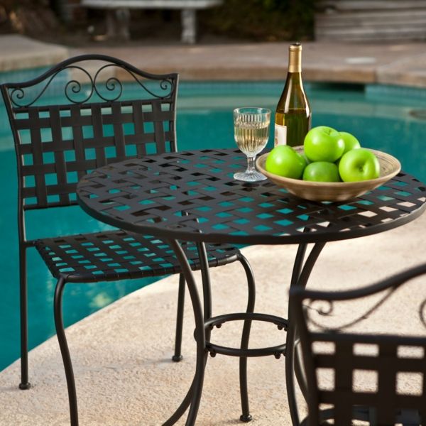 vrtno pohištvo-zelene-zelene-jabolka-na-mizi ob bazenu