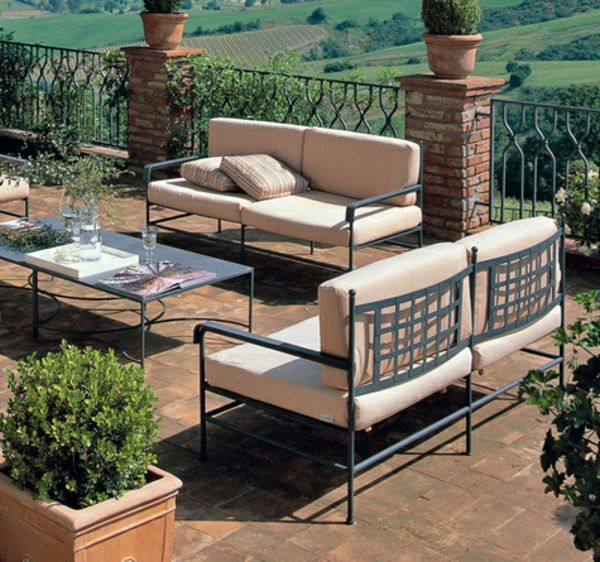 vrtno pohištvo-moderno-dizajnirano-na terasi s čudovitim razgledom
