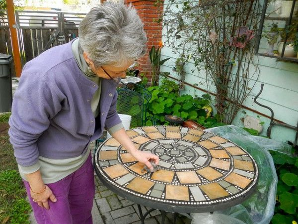 vrtna miza-of-mozaik-a-ženska-naslednji