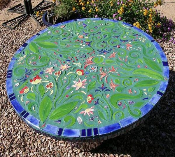 vrtna miza-of-mozaik-zeleno-barvni