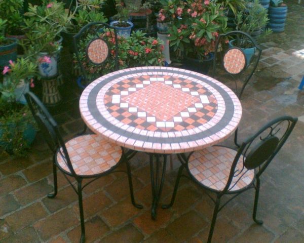 vrtna miza-of-mozaik majhnih in okrog