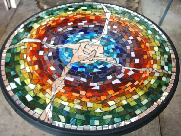 vrtna miza-of-mozaik-z-veliko barve barve