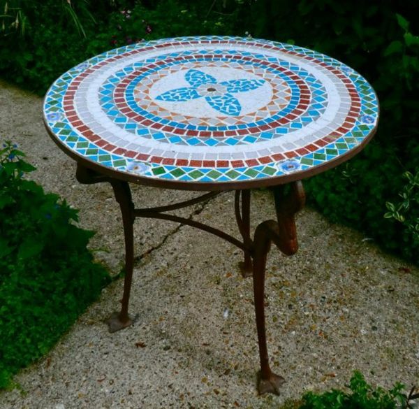 vrtna miza-of-mozaik-okrogle oblike