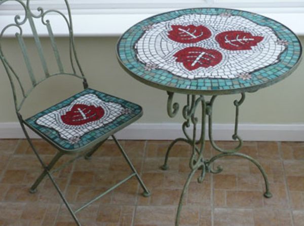 vrtna miza-videti-v-mozaik-zelo sladek