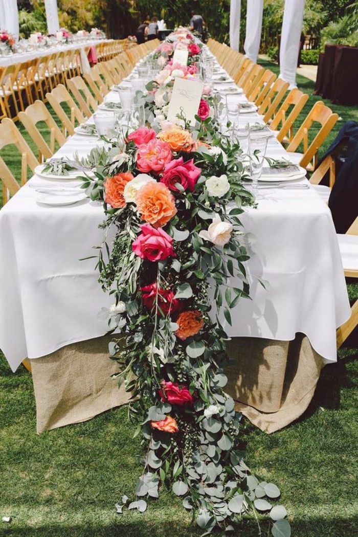 diy dekorácie, dlhý stôl, biela deka, stolový bežec z kvetov a konárov