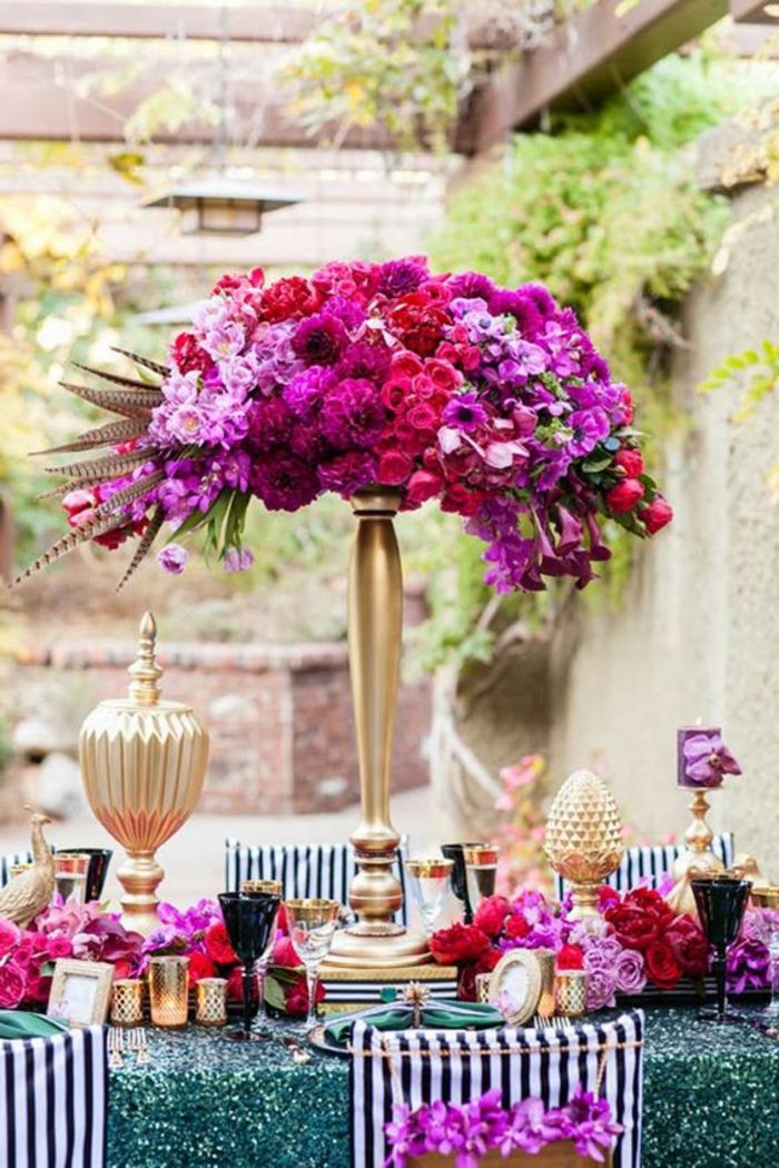 deco poletna zabava, zlata vaza, roza in vijolična rožica, vrtna zabava