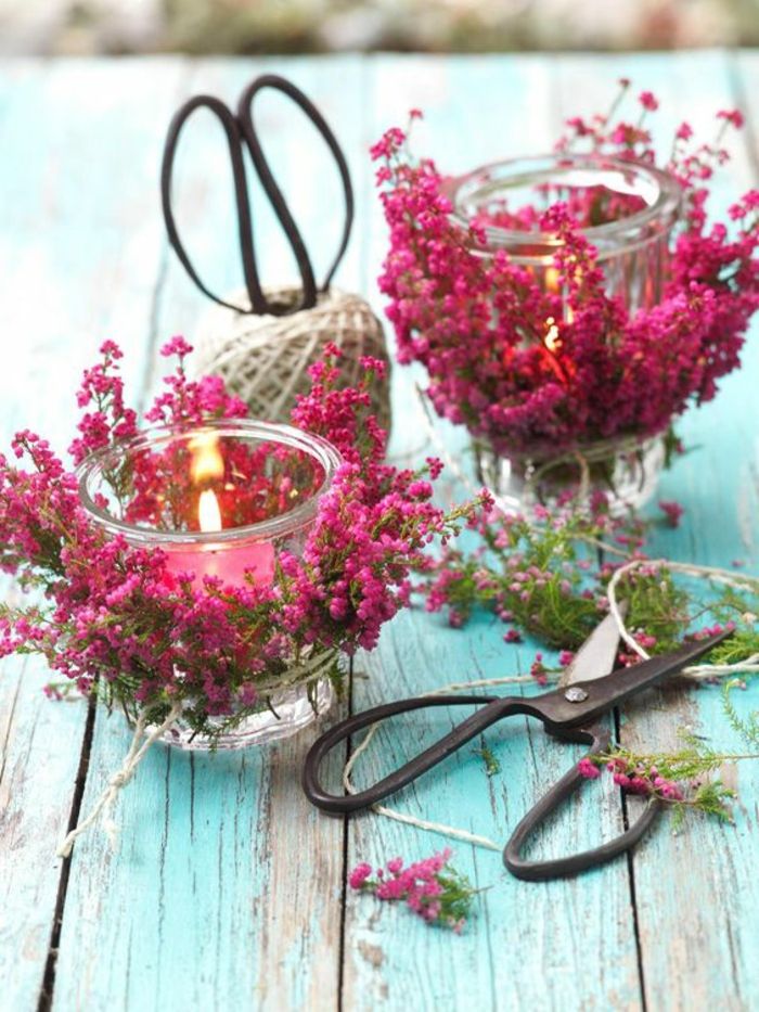 platneni kabel, stekleni nosilec iz stekla, okrašen z rožnatimi cvetovi