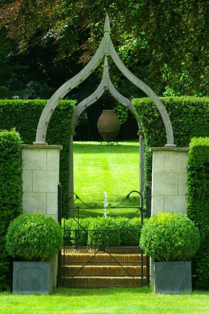 sodo vartai ir tvoros žalia sodas