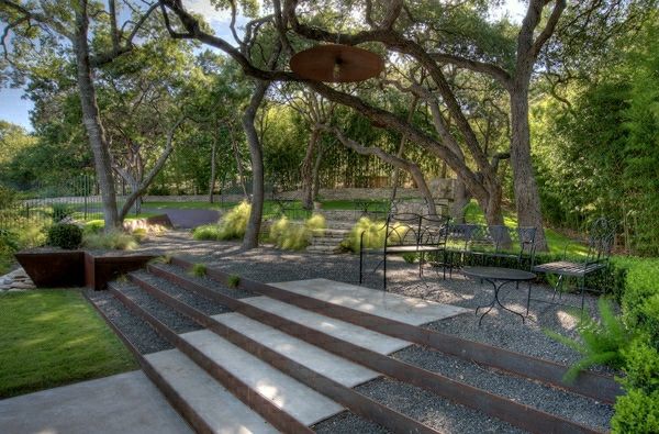 jardim-escadas-pedra-madeira-paisagismo-jardim-escuro-elegante mobiliário de jardim