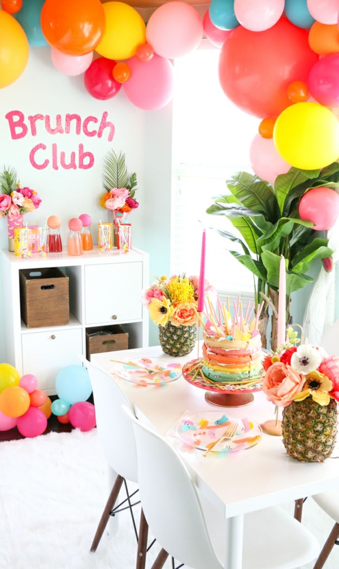 Krásna slávnostná atmosféra, farebné narodeninové torty, ananás ako vázy, veľa balónov