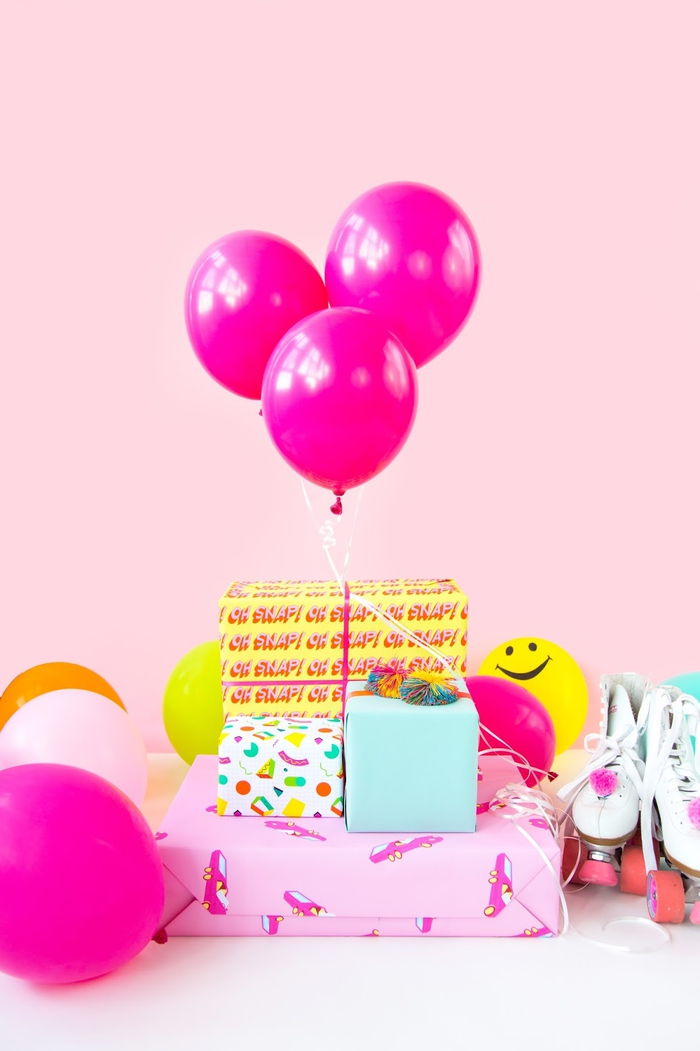 många presenter och ballonger för din födelsedag, en vacker överraskning