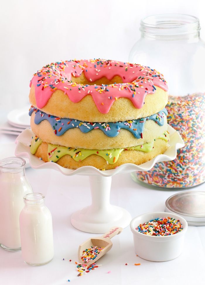 torta di compleanno, torta a forma di ciambella decorata con fondente e codette