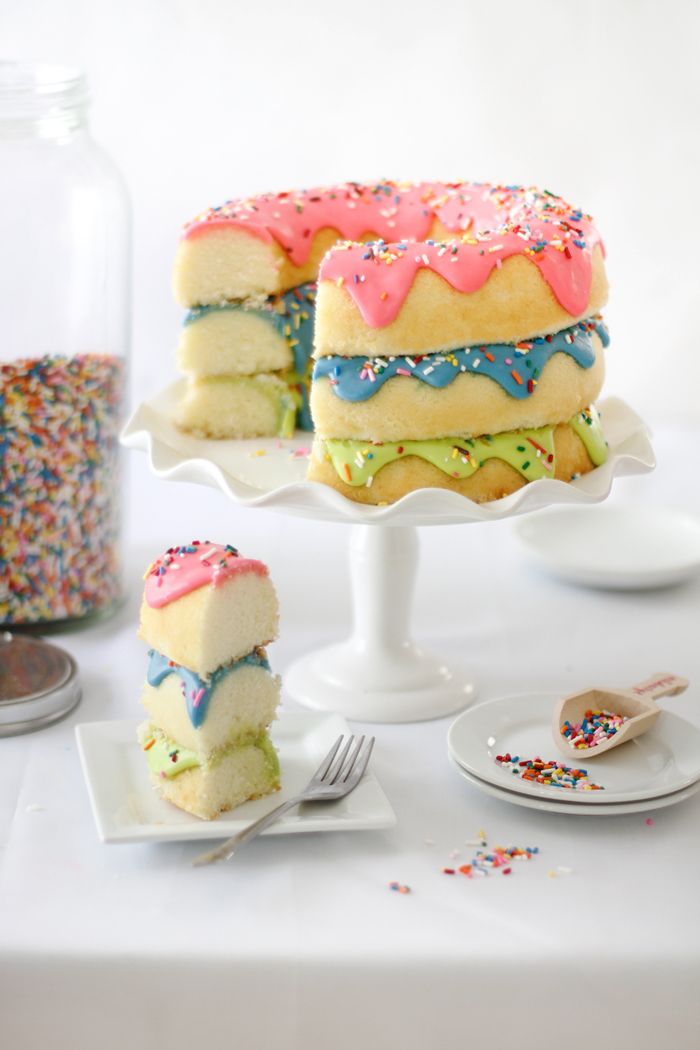 bakken en decoreren verjaardagstaart, witte cakeplaat, tote in de vorm van een donut