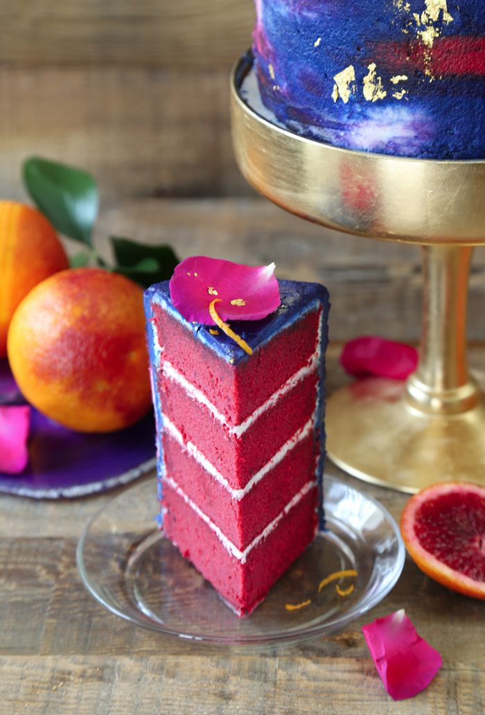 narodeninovú tortu, koláč s pomarančom a krémom zdobený modrou glazúrou a okvetnými lístkami ruží