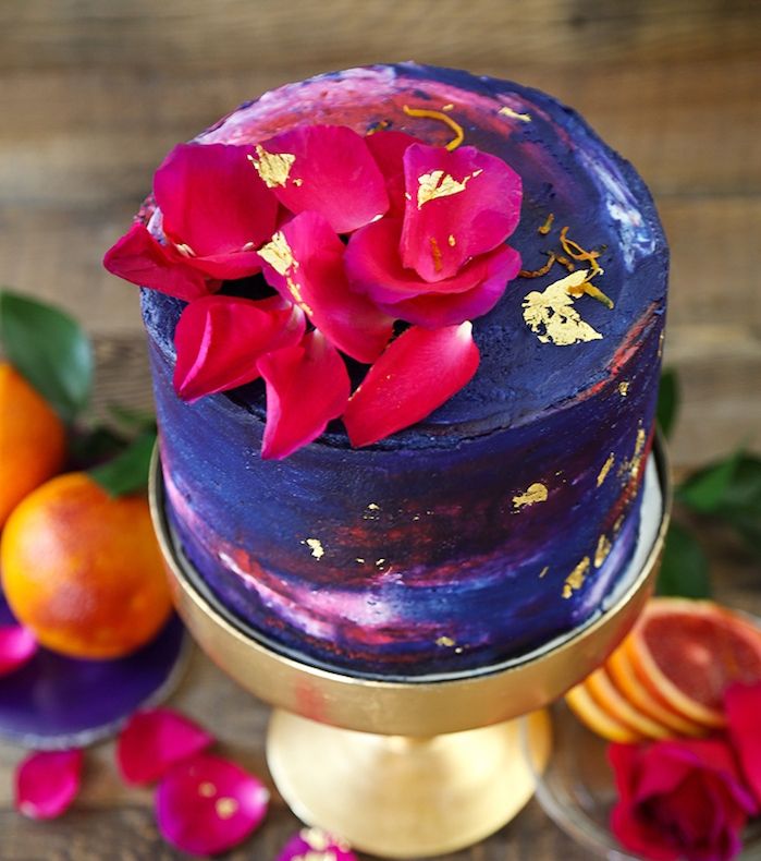verjaardagstaart bakken, taart versierd met sinaasappels met glazuur van boter en suiker, aquarel look