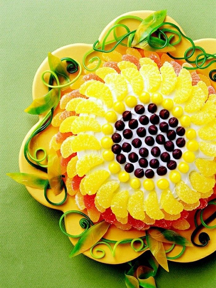 tort urodzinowy tapety żółto-kremowo-zdjęcie zrobione z Up