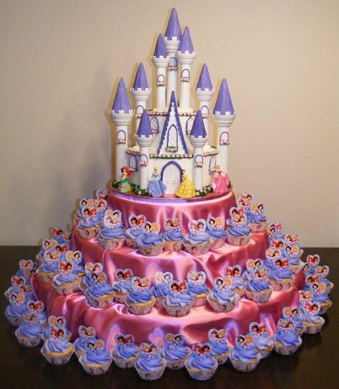 torta di compleanno carta da parati chiuso-per-principesse-e-tante piccole focaccine