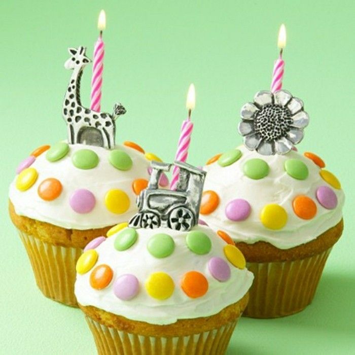 tort urodzinowy po rodzaju małych słodkich babeczek