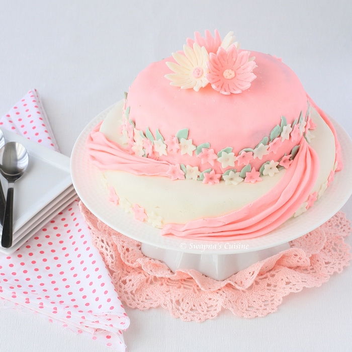 verjaardagstaart foto's, taart met roze en witte fondant versierd met kleine bloemen
