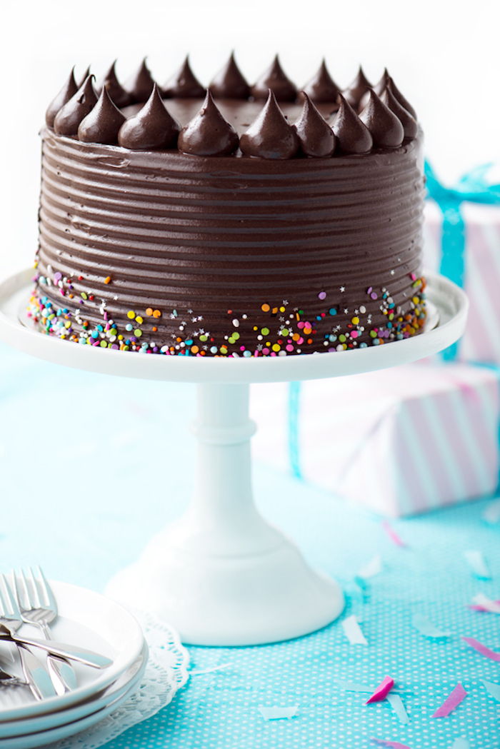 poze cu tort de aniversare, tort cu cremă de ciocolată și stropi