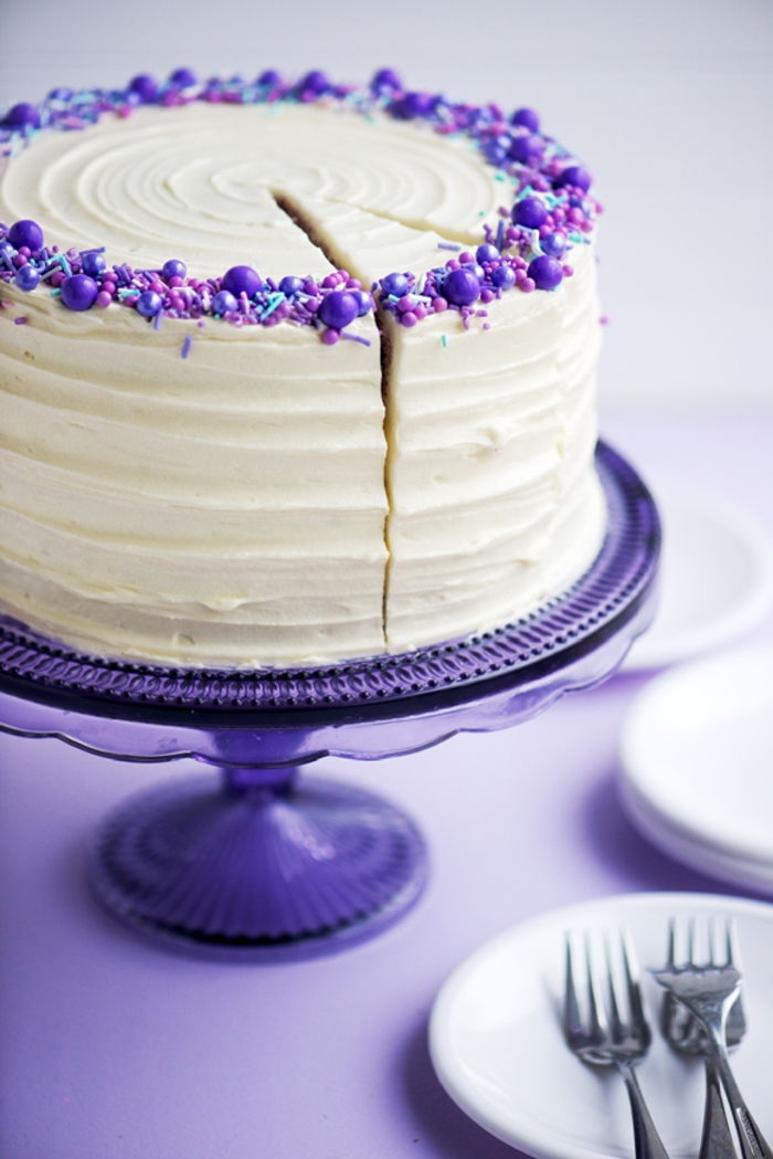 Bolo de aniversário com creme branco e decoração lilás, boas ideias para a sua festa de aniversário