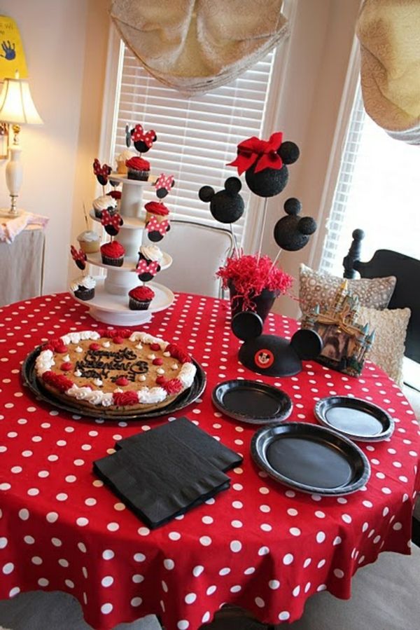 narodeninové party-s-Nice-tischdeko-party-deco-Mickey Mouse-motívom