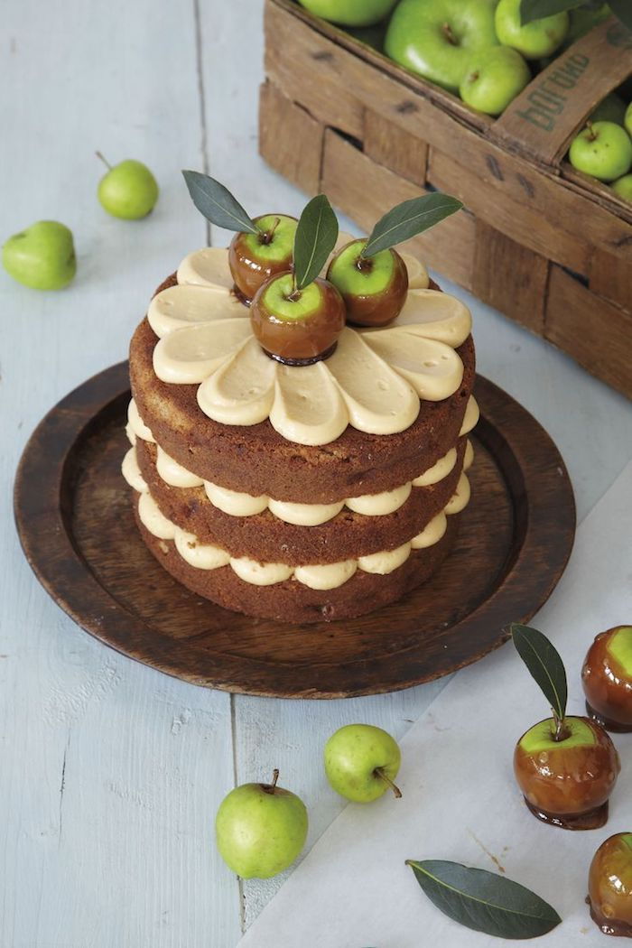 foto di torta di compleanno, cupcake con panna e mele