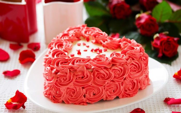 poze cu tort de aniversare, tartă în formă de inimă, decorate cu trandafiri de smântână