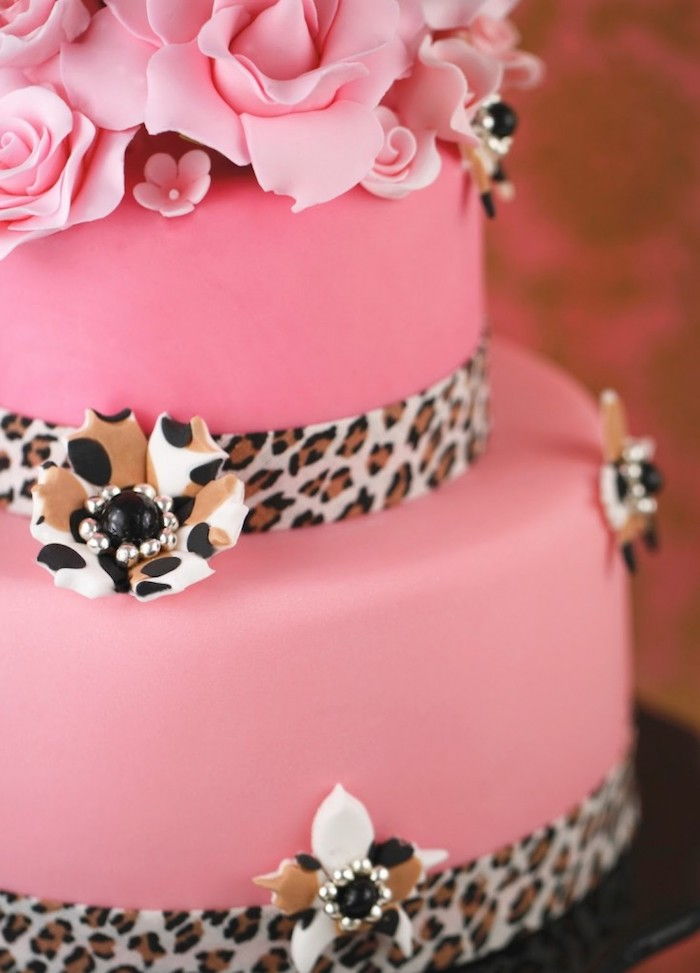 foto di torta di compleanno, torta decorata con fondente rosa, rose e perle