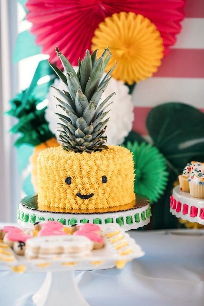 poze cu tort de aniversare, ananas plăcut decorat cu cremă galbenă, petrecere