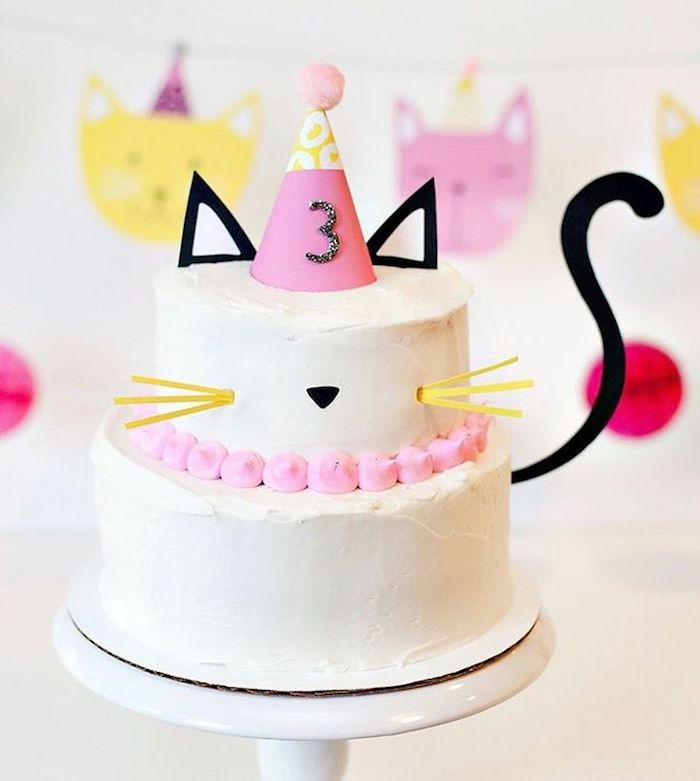 foto di torta di compleanno, torta gatto decorata con crema bianca, fondente e panna