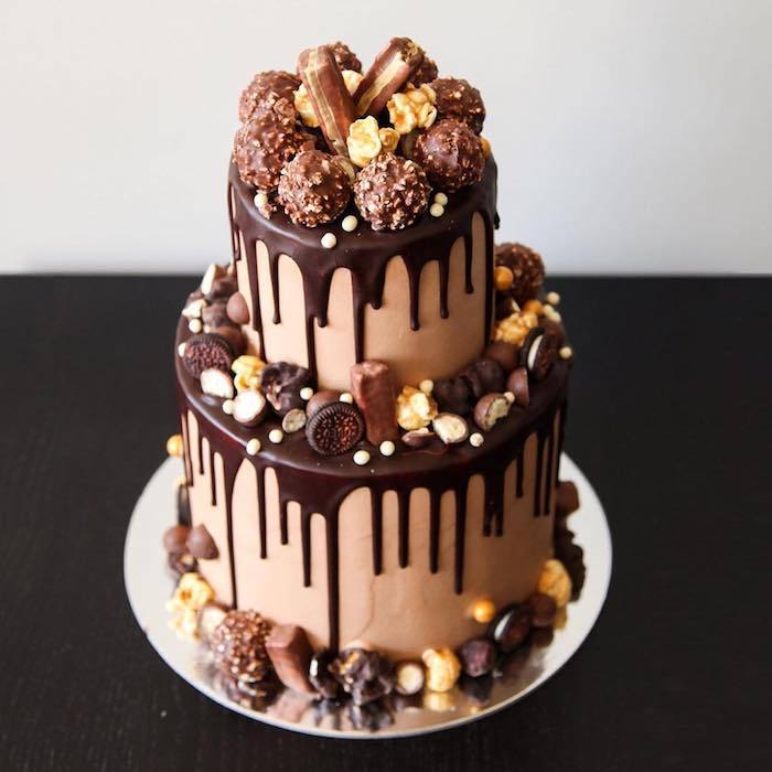 maak je eigen taart, taart met chocoladeroom en chocolade versierd met snoepjes