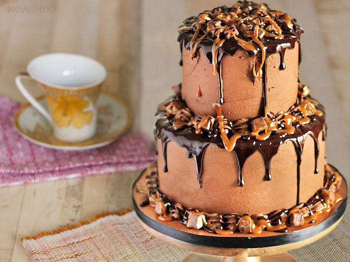 torta di compleanno con caramello e cioccolato decorato con i panini